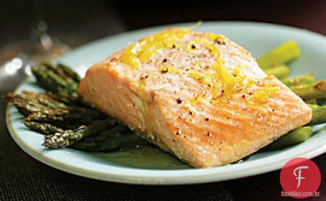 Salmão Assado E Aspargos Com Óleo De Limão