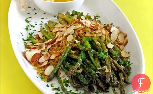 Espargos torrados com farinha de rosca com manteiga de alho e amêndoas torradas