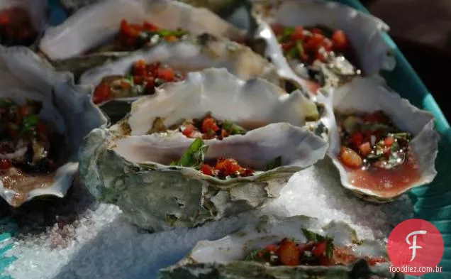 Ostras grelhadas à madeira da Toscana com Mignonette crocante de Pancetta-tomate-manjericão