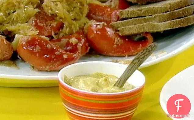 Batidas e costeletas: Knockwurst com chucrute temperado e Costeletas de porco fumadas com Bacon, maçã e cebola