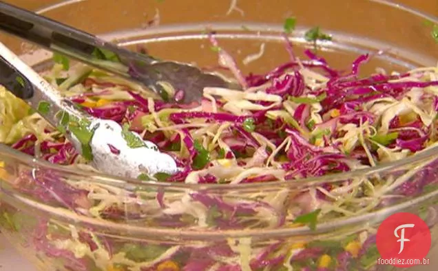 Salada latina de couve e milho