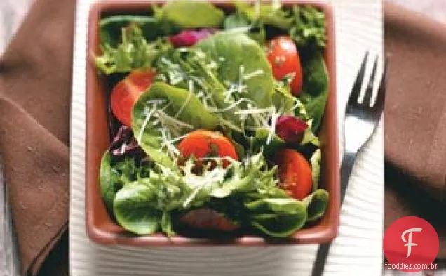 Salada verde com vinagrete de manjericão picante