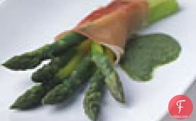 Espargos embrulhados em Prosciutto com molho de hortelã