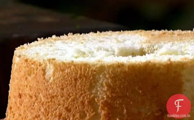 Bolo de comida de anjo com compota de frutas tropicais