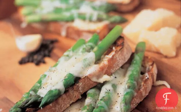 Bruschetta Grelhada Com Espargos E Queijo Parmesão