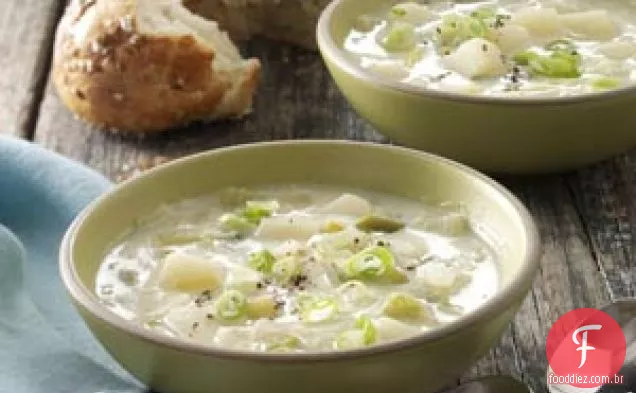 Sopa saudável de alho-poró e batata