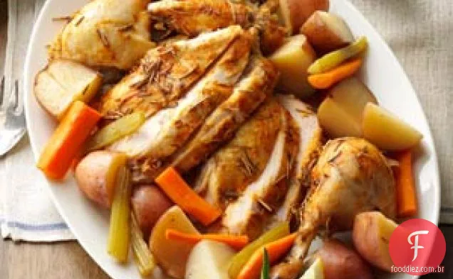 Frango assado lentamente com legumes