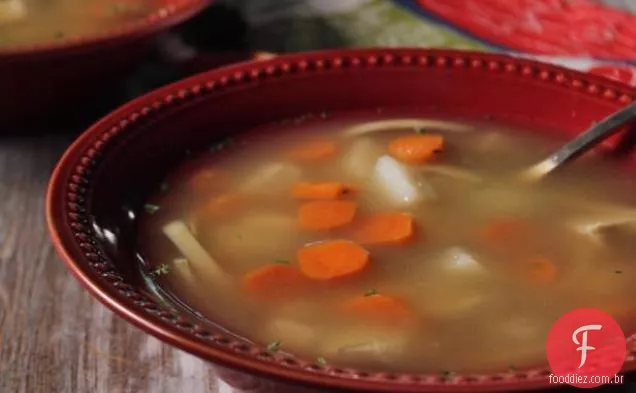 Sopa de frango e arroz em dias chuvosos