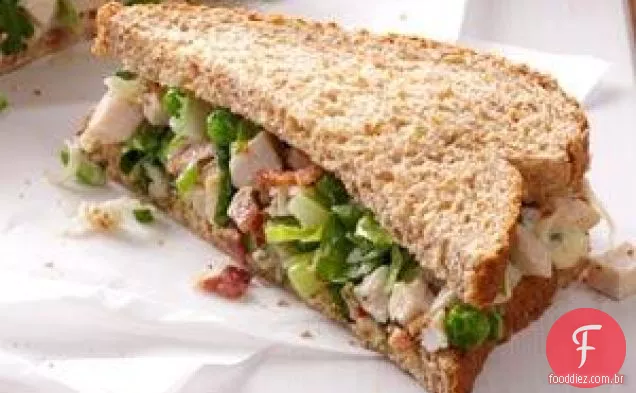 Salada de peru com pão de trigo