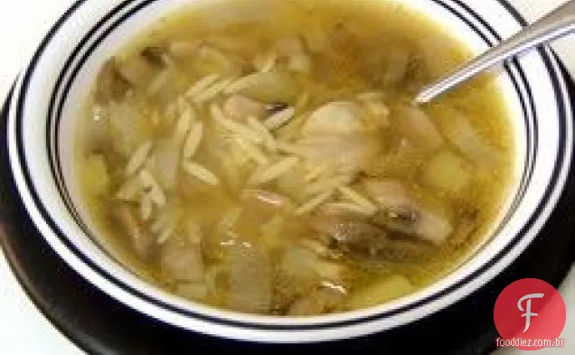 Sopa de cogumelos e alho-poró