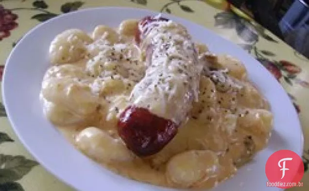 Batatas fritas e nhoque com chalota assada e molho de queijo