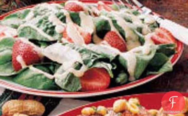 Salada de espinafre com molho de amendoim