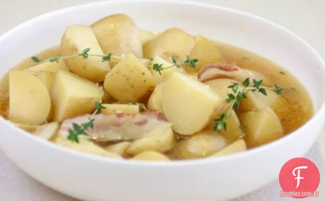 Batatas cozidas lentamente com manteiga e tomilho