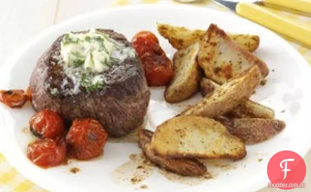 Bifes com manteiga de manjericão e batatas assadas