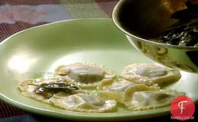 Ravioli de abóbora com manteiga castanha de sálvia e Chocolate agridoce