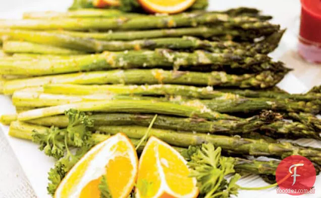 Espargos assados com molho Dijon-limão