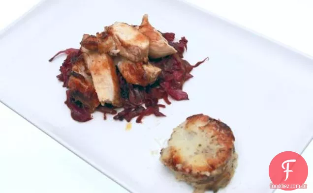 Frango chinês de cinco especiarias com Couve roxa e gratinado de batata