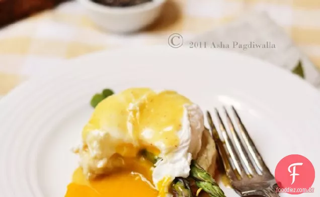 Ovos Benedict (Biscoito Caseiro de tomilho, aspargos, ovo escalfado A