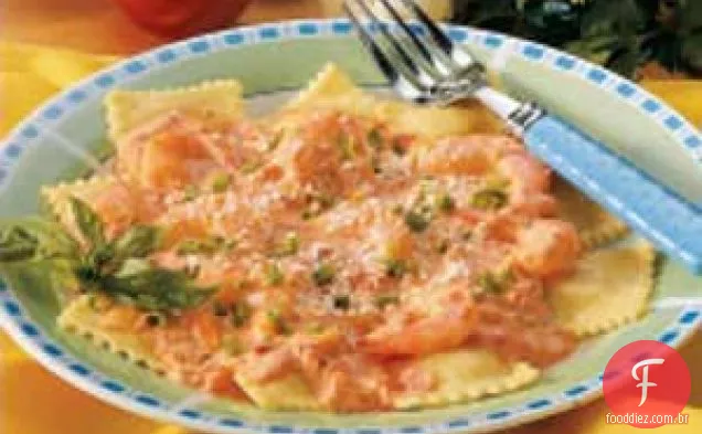 Ravioli com molho de tomate com camarão
