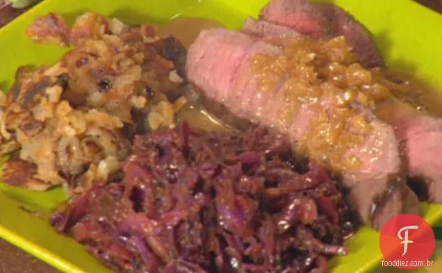 Bifes fatiados com Sauerbraten, batatas fritas de cebola, couve roxa temperada