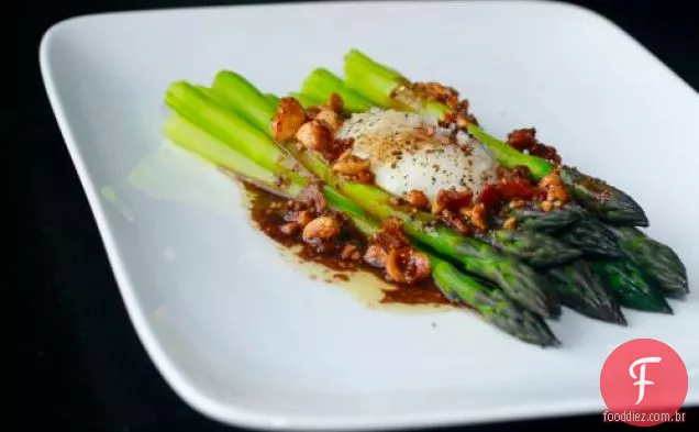 Espargos com bacon-vinagrete de avelã e ovo cozido lentamente