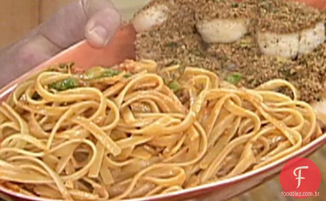 Vieiras grelhadas com batente de limão e Fettuccine com açafrão e aspargos