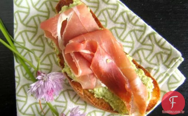 Espargos Espalhados E Prosciutto Em Torradas Com Manteiga
