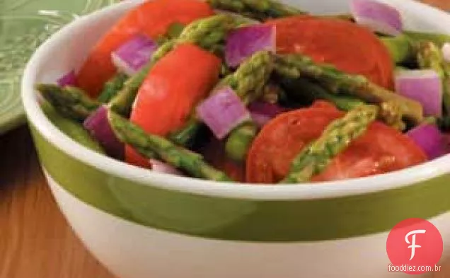 Salada De Tomate Com Aspargos Da Primavera