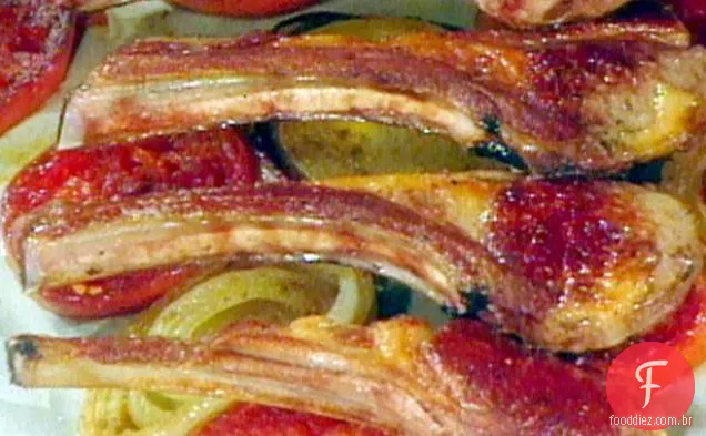 Costeletas de borrego em tomates e cebolas temperados