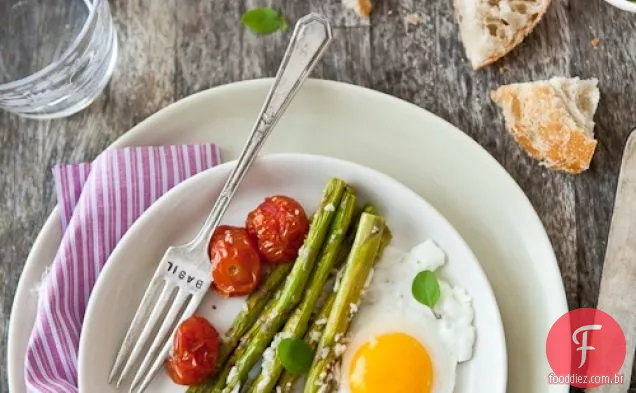 Espargos, Tomates E Ovos Torrados Com Parmesão