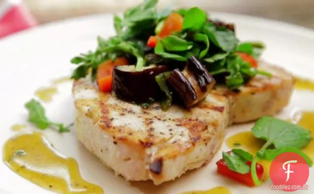 Espadarte grelhado e salada de beringela com vinagrete de mel e tomilho