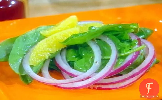 Salada de espinafre com laranjas e queijo de cabra quente