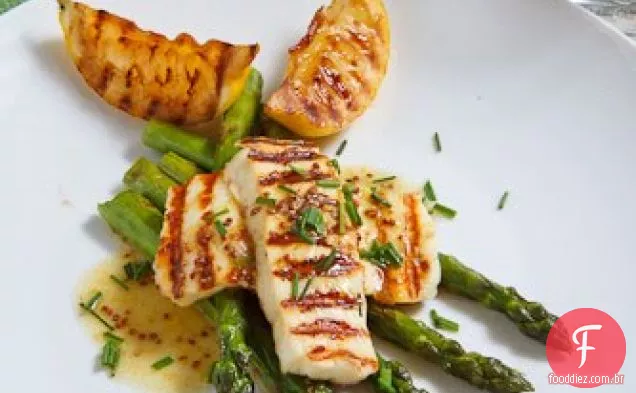 Espargos grelhados e salada Halloumi
