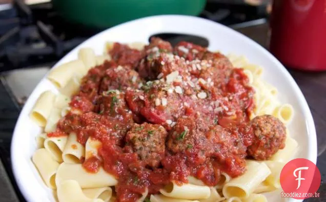 Rigatoni e almôndegas