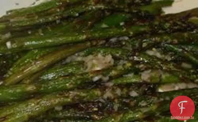 Espargos grelhados com molho de estragão de limão