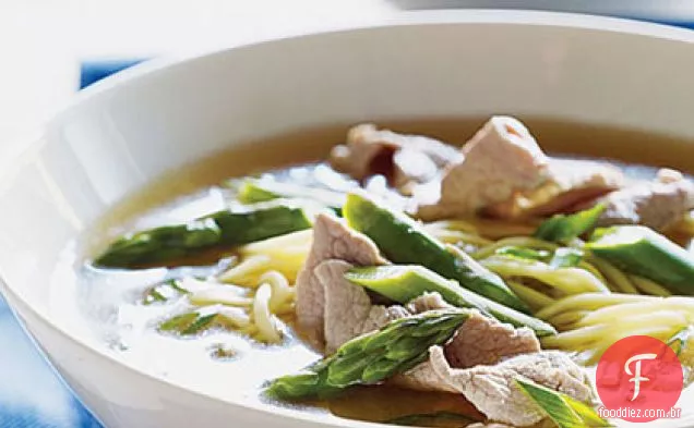 Sopa chinesa de porco e aspargos