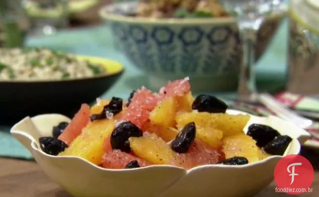 Salada de laranja e toranja com coentros e azeitonas pretas