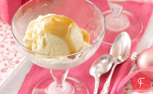 Gelado de gemada com molho quente de Rum amanteigado