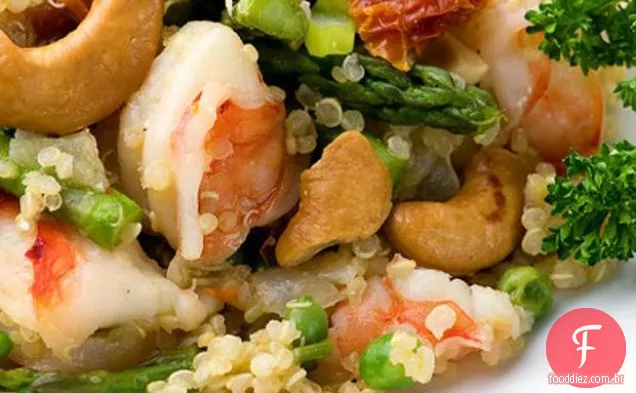 Salada De Quinoa Quente Com Camarão E Aspargos