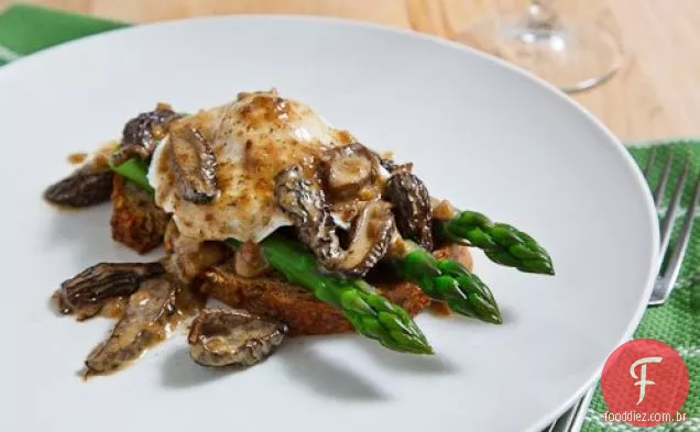 Cogumelos Morel e ovos de aspargos Benedict