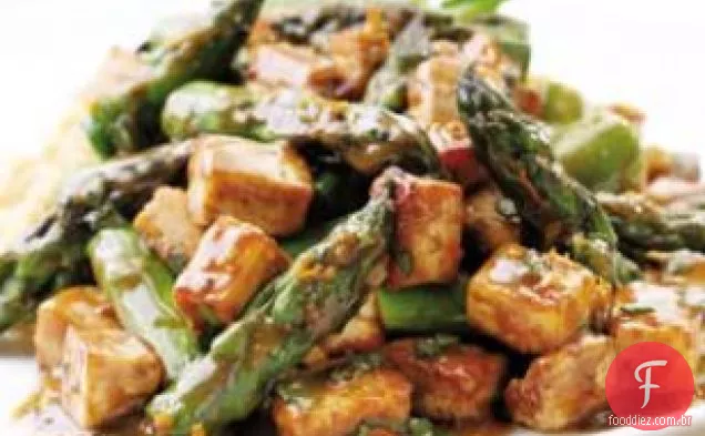 Tofu e aspargos torrados com laranja salgada