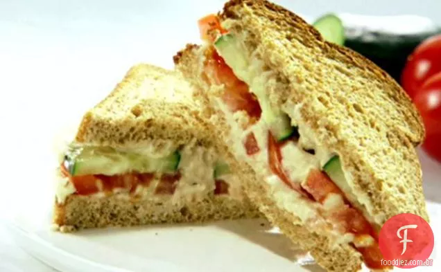 Sanduíche de pepino e tomate com alho Hummus de Feijão Branco