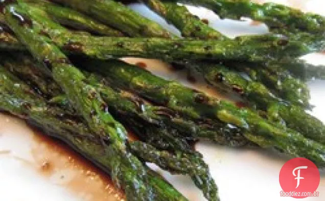 Espargos torrados com vinagre balsâmico