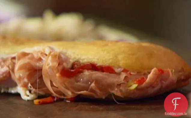 Sanduíche de presunto e mortadela com Provolone e pimenta em conserva