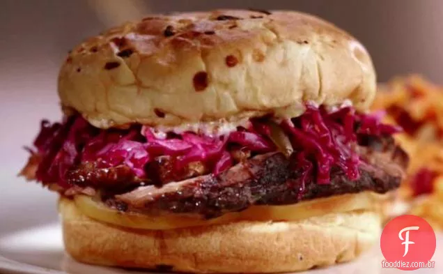 Sanduíche de peito judeu com Mussarela fumada e Salada De Couve roxa