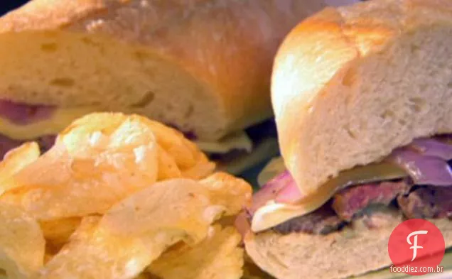 Sanduíches de bife com mel maionese de alho e cebolas vermelhas grelhadas