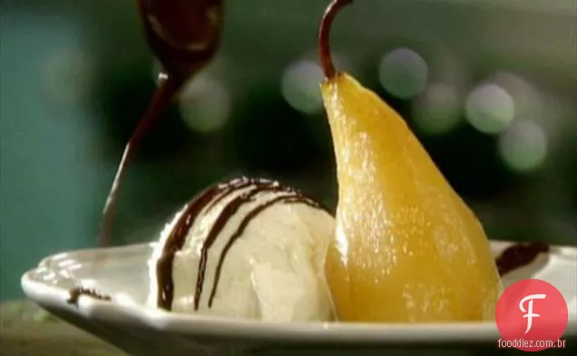 Peras escalfadas de baunilha com calda de Chocolate e gelados (T. C. a
