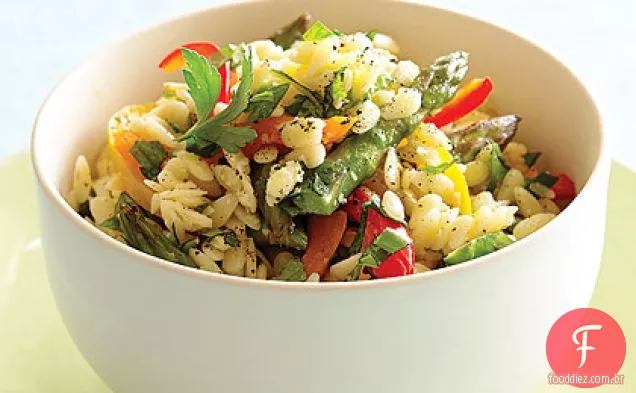 Orzo com pimentas e espargos