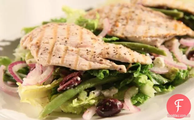 Salada mediterrânica com frango grelhado