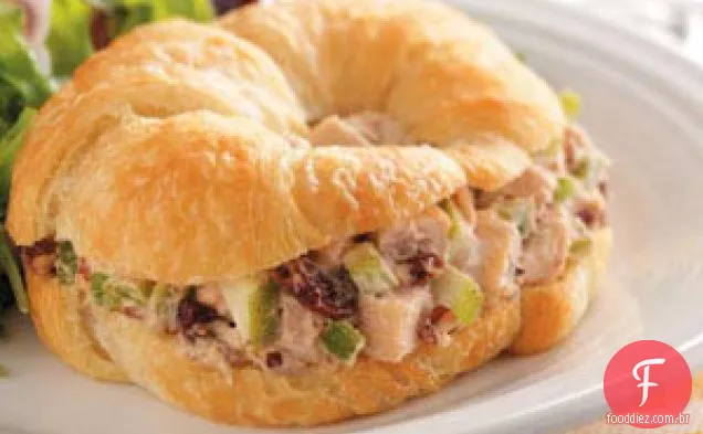 Croissants De Salada De Frango E Cereja